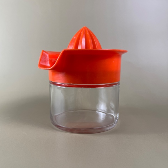 Vintage Gemco Glass Juicer with Orange Plastic Reamer | Mid-Century Kitchenware - Picture 10 of 11